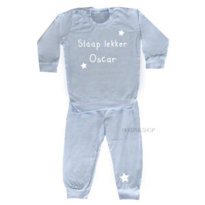 bedrukte-pyjama-baby-kind-naam-slaap-lekker-lichtblauw